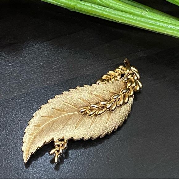 Vintage 50’s Crown TRIFARI Brushed Gold Tone Gold-plated Textured Leaf Brooch - Picture 1 of 11
